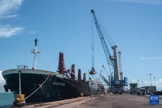 5月8日，一艘货船停靠在巴西塞阿拉州佩森港。新华社记者 王天聪 摄