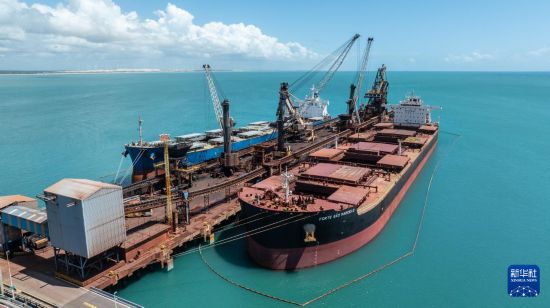 这是5月8日在巴西塞阿拉州的佩森港拍摄的一艘正在装载矿产品的货轮（无人机照片）。新华社记者 王天聪 摄