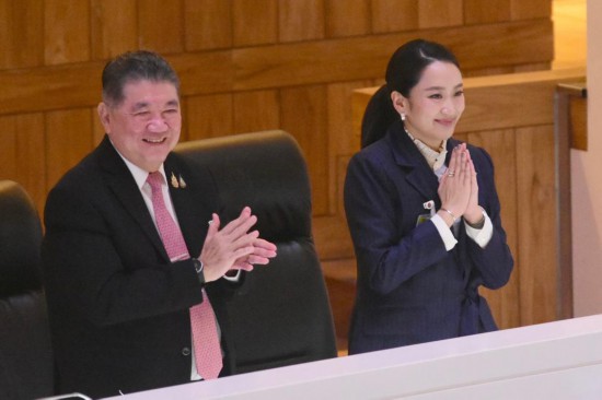 3月26日，在泰国曼谷，佩通坦（右）在不信任动议被否决后向人们致意。新华社发（拉亨摄）