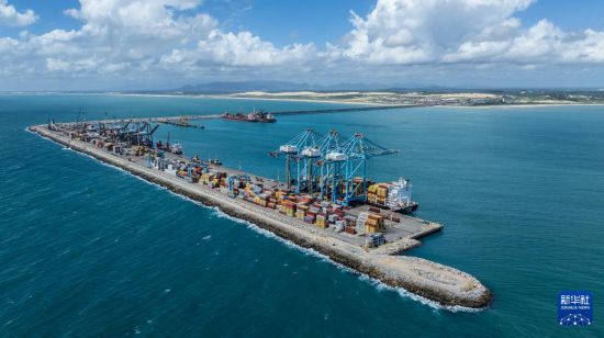 这是5月8日在巴西塞阿拉州的佩森港拍摄的集装箱码头（无人机照片）。新华社记者 王天聪 摄