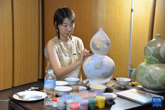 7月2日，一位女士在日本大阪世博会中国馆江西活动日上展示景德镇手工制瓷技艺。新华社记者 涂一帆 摄