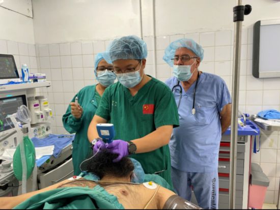 医疗队长杜伯祥为当地医生示范视频喉镜气管插管技术（中国医疗队供图）