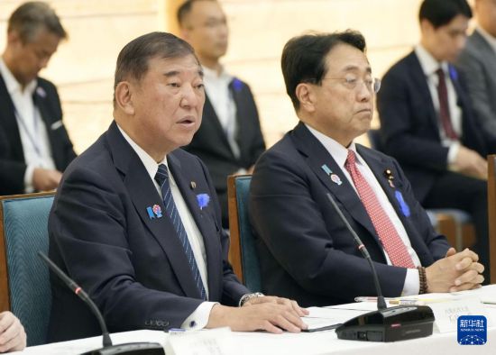 7月8日，在日本东京，日本首相石破茂（左）在综合对策总部会议上发言。新华社/共同社