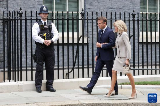 7月9日,法国总统马克龙(右二)和夫人抵达英国伦敦唐宁街10号首相府。新华社发