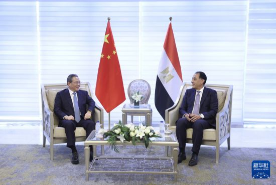 当地时间7月10日，国务院总理李强在开罗同埃及总理马德布利举行会谈。新华社记者 丁海涛 摄