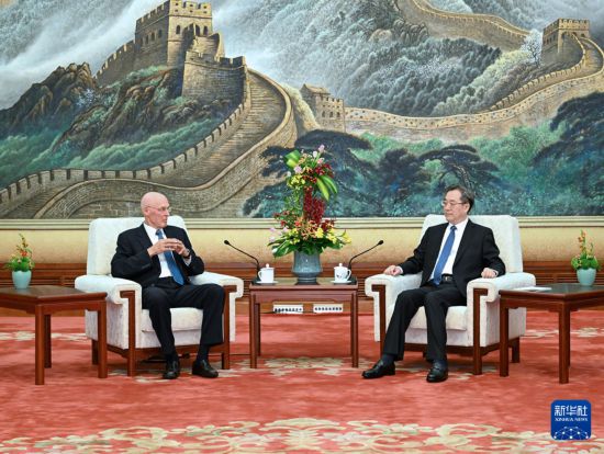 7月10日,中共中央政治局常委、国务院副总理丁薛祥在北京会见美国前财政部长保尔森。新华社记者 饶爱民 摄