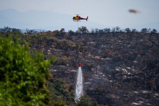 2025年7月2日,直升机在西班牙列伊达的森林火灾中灭火。西班牙连日来遭遇强热浪侵袭,高温导致各地森林火灾风险上升。该国东北部加泰罗尼亚自治区列伊达近日发生森林火灾。新华社发(胡安·戈萨摄)