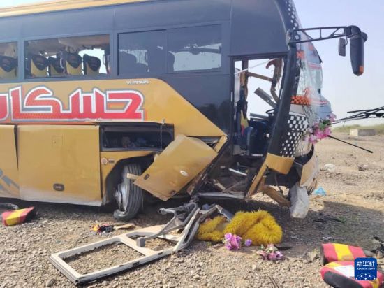 这是8月7日在苏丹东部红海州拍摄的发生交通事故的大巴。新华社发(苏丹警方供图)