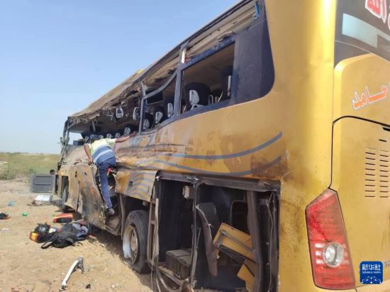 这是8月7日在苏丹东部红海州拍摄的发生交通事故的大巴。新华社发(苏丹警方供图)
