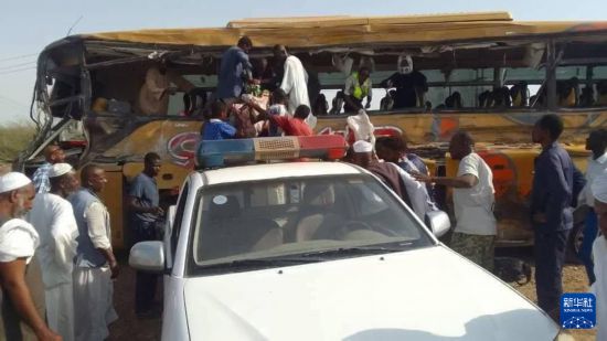 这是8月7日在苏丹东部红海州拍摄的发生交通事故的大巴。新华社发(苏丹警方供图)