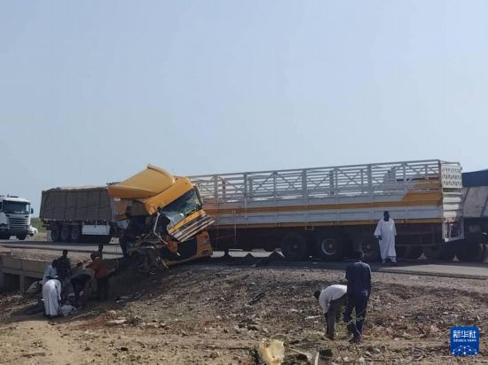 这是8月7日在苏丹东部红海州拍摄的发生交通事故的货车。新华社发(苏丹警方供图)