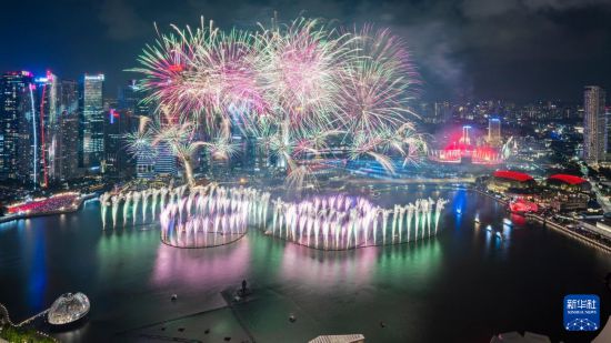 这是8月9日在新加坡滨海湾举行的60周年国庆庆典上拍摄的焰火表演。新华社发（邓智炜摄）