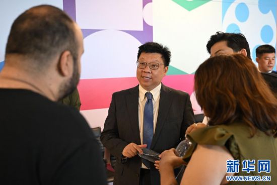 图为中国驻伊斯坦布尔总领事魏晓东在活动期间和侨胞进行交流。 记者 刘磊 摄