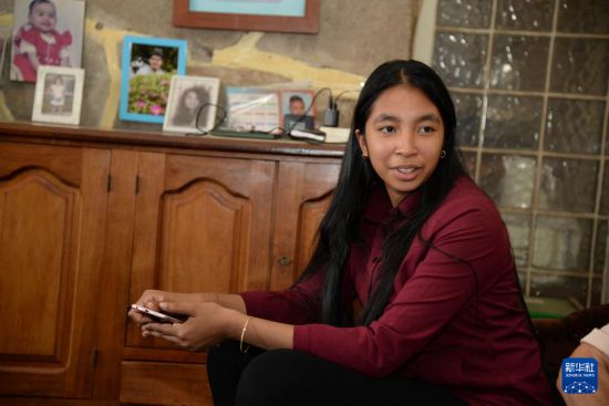 8月12日,在马达加斯加塔那那利佛,彦琳在家中接受记者采访。新华社发(西塔卡·拉乔纳里松摄)