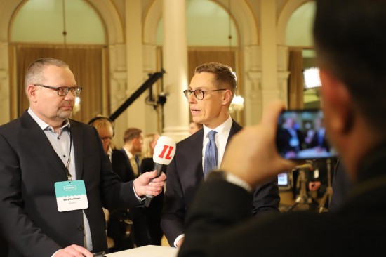 　　2024年2月11日，斯图布在芬兰赫尔辛基市政厅接受当地媒体采访。新华社记者 陈静 摄