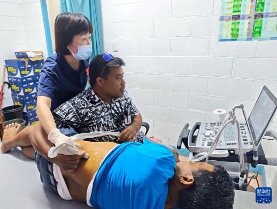 　　4月23日，第四批援基里巴斯中国医疗队队长刘秀（左）在基里巴斯汤格鲁中央医院指导当地医生进行超声检查。新华社发（第四批援基里巴斯中国医疗队供图）