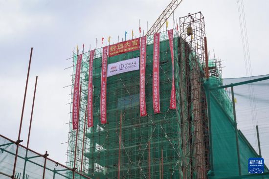 这是8月18日在埃塞俄比亚首都亚的斯亚贝巴拍摄的埃塞俄比亚航空公司总部大楼项目主建筑3号楼。新华社记者 韩旭 摄