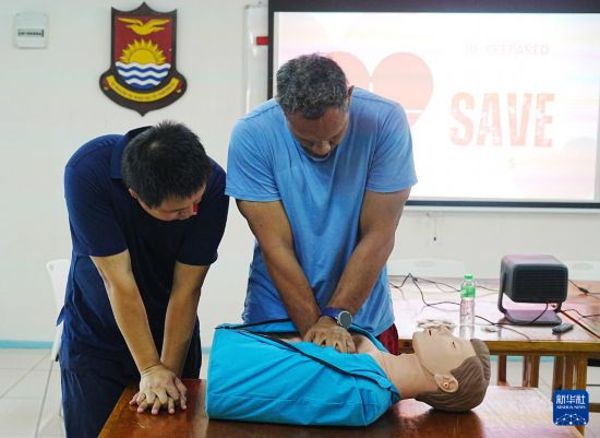 　　2月22日，第四批援基里巴斯中国医疗队队员在基里巴斯首都塔拉瓦为当地警署人员进行心肺复苏培训。新华社发（第四批援基里巴斯中国医疗队供图）