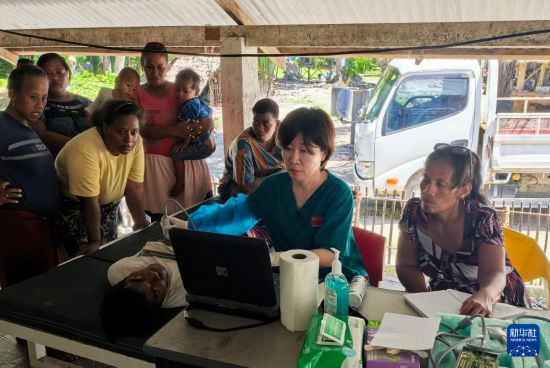　　3月31日，第四批援基里巴斯中国医疗队队长刘秀（右二）在基里巴斯布塔里塔里岛为当地居民义诊。新华社发（第四批援基里巴斯中国医疗队供图）