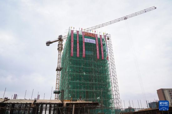 这是8月18日在埃塞俄比亚首都亚的斯亚贝巴拍摄的埃塞俄比亚航空公司总部大楼项目主建筑3号楼。新华社记者 韩旭 摄