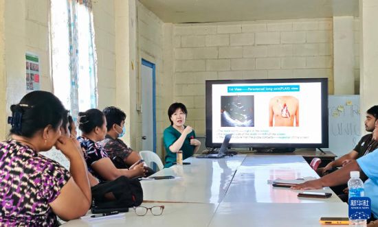 　　3月14日，第四批援基里巴斯中国医疗队队长刘秀（中）在基里巴斯汤格鲁中央医院对当地医护人员进行培训。新华社发（第四批援基里巴斯中国医疗队供图）