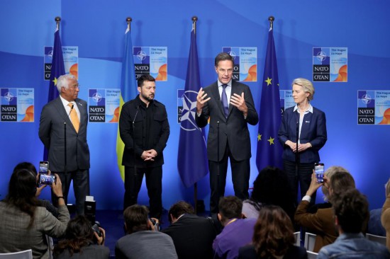 　　6月24日，在荷兰海牙，欧洲理事会主席科斯塔、乌克兰总统泽连斯基、北约秘书长吕特和欧盟委员会主席冯德莱恩（从左至右）在北约峰会期间共见记者。新华社记者 赵丁喆 摄