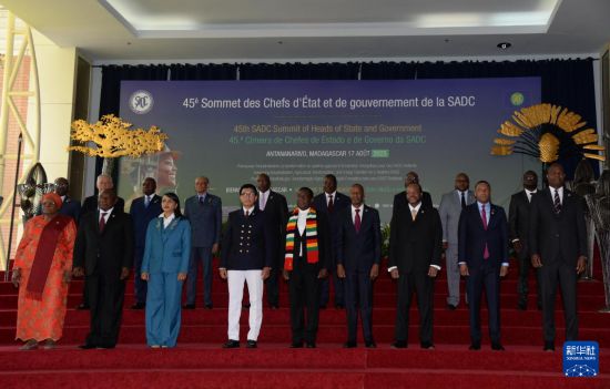 8月17日,在马达加斯加首都塔那那利佛,参加南共体首脑会议的各国领导人和代表合影留念。新华社发(西塔卡·拉乔纳里松摄)
