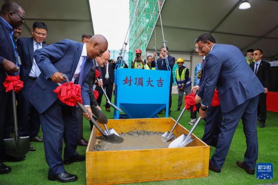 这是8月18日在埃塞俄比亚首都亚的斯亚贝巴拍摄的埃塞俄比亚航空公司总部大楼项目主建筑封顶仪式。新华社发(迈克尔·特韦尔德摄)