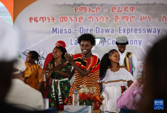 8月19日,中国企业承建的埃塞俄比亚米埃索至德雷达瓦高速公路项目在埃塞第二大城市德雷达瓦举行开工仪式,演员在仪式上进行表演。新华社记者 韩旭 摄