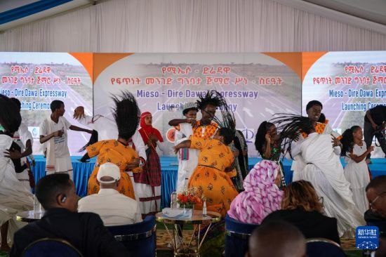 8月19日,中国企业承建的埃塞俄比亚米埃索至德雷达瓦高速公路项目在埃塞第二大城市德雷达瓦举行开工仪式,演员在仪式上进行表演。新华社记者 韩旭 摄