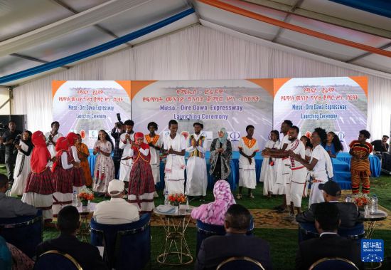 8月19日,中国企业承建的埃塞俄比亚米埃索至德雷达瓦高速公路项目在埃塞第二大城市德雷达瓦举行开工仪式,演员在仪式上进行表演。新华社记者 韩旭 摄