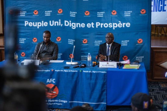 7月3日,刚果(金)反政府武装“M23运动”对话代表姆博宁帕(右)出席在戈马举行的记者会。新华社发(扎内姆·内蒂·扎伊迪摄)