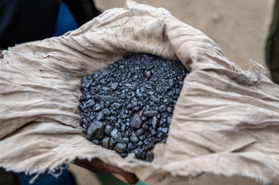 这是5月7日在刚果(金)东部北基伍省鲁巴亚的钶钽矿区拍摄的开采出的钶钽矿石。新华社记者郑扬子摄