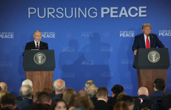 　　8月15日，美国总统特朗普（右）与俄罗斯总统普京在美国阿拉斯加州安克雷奇市埃尔门多夫-理查森联合军事基地举行会晤后共同出席联合记者会。新华社记者吴晓凌摄