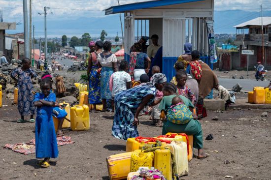 5月6日,在刚果(金)东部北基伍省戈马市郊,流离失所者在原营地附近的一处取水点等待取水。新华社记者郑扬子摄
