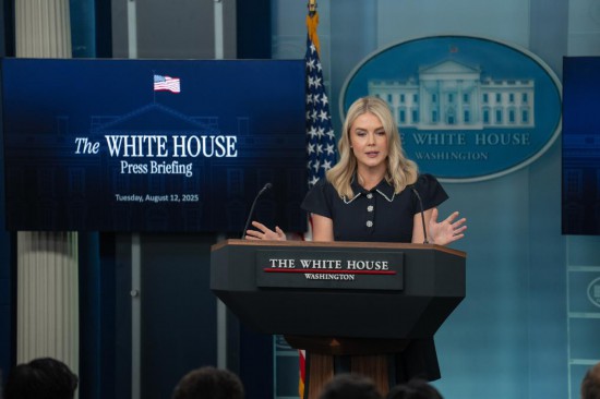 　　8月12日，在美国首都华盛顿白宫，白宫新闻秘书莱维特出席记者会。新华社记者胡友松摄
