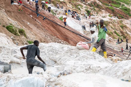5月7日,矿工在刚果(金)东部北基伍省鲁巴亚的钶钽矿区劳作。新华社记者郑扬子摄