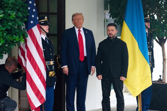 　　8月18日，美国总统特朗普（中左）在华盛顿白宫迎接乌克兰总统泽连斯基（中右）。新华社记者胡友松摄
