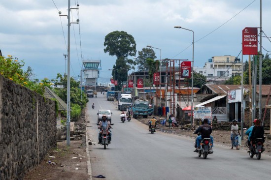 这是5月5日在刚果(金)东部北基伍省戈马市拍摄的市中心街道和远处的机场塔台。新华社记者郑扬子摄