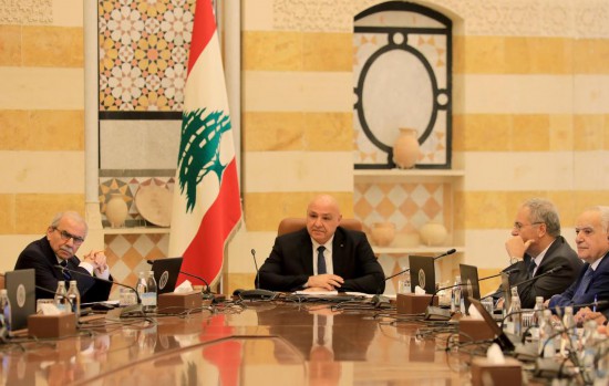 8月5日,黎巴嫩总统约瑟夫·奥恩(左二)和总理纳瓦夫·萨拉姆(左一)在贝鲁特的总统府巴卜达宫出席内阁会议。新华社发(比拉尔·贾维希摄)