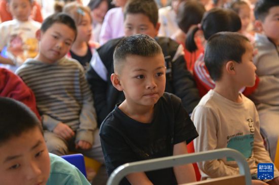 8月30日,在南非约翰内斯堡的非洲华文教育基金会中文学校,孩子们聆听教师讲述抗战历史。新华社记者 蒋国鹏 摄