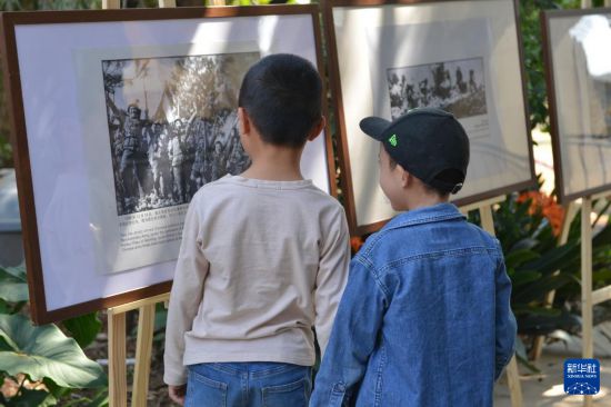 8月30日,在南非约翰内斯堡的非洲华文教育基金会中文学校,孩子们观看纪念中国人民抗日战争暨世界反法西斯战争胜利80周年图片展。新华社记者 蒋国鹏 摄
