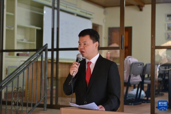 8月30日,在南非约翰内斯堡的非洲华文教育基金会中文学校,教师庄勇给孩子们讲述抗战历史。 新华社记者 蒋国鹏 摄