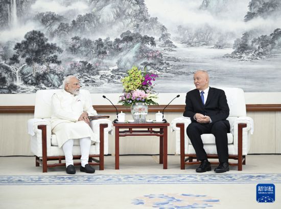 8月31日,中共中央政治局常委、中央书记处书记蔡奇在天津会见来华出席2025年上海合作组织峰会的印度总理莫迪。新华社记者 燕雁 摄
