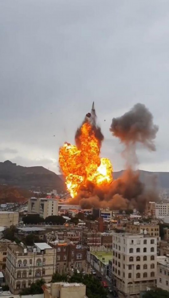 这张8月24日手机拍摄的视频截图显示,也门首都萨那一处目标遭到以色列空袭后燃起大火冒起浓烟。新华社发