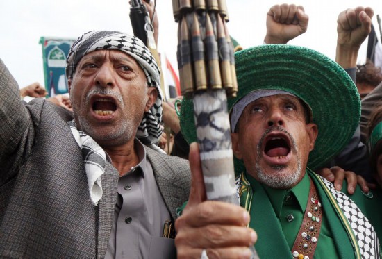 8月29日,也门民众在首都萨那参加集会游行,抗议以色列空袭并声援巴勒斯坦人民。新华社发(穆罕默德·穆罕默德摄)