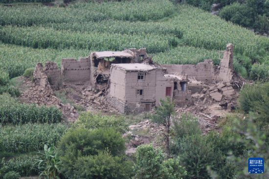 这是9月1日在阿富汗东部库纳尔省努尔加尔拍摄的在地震中损毁的房屋。新华社发(卡扎菲摄)