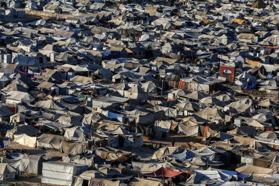 这是9月1日在加沙城拍摄的流离失所者的临时居住地。新华社发（里泽克·阿卜杜勒贾瓦德摄）