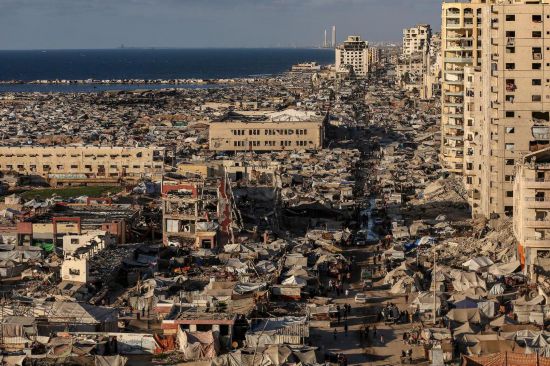 这是9月1日在加沙城拍摄的流离失所者的临时居住地。新华社发（里泽克·阿卜杜勒贾瓦德摄）