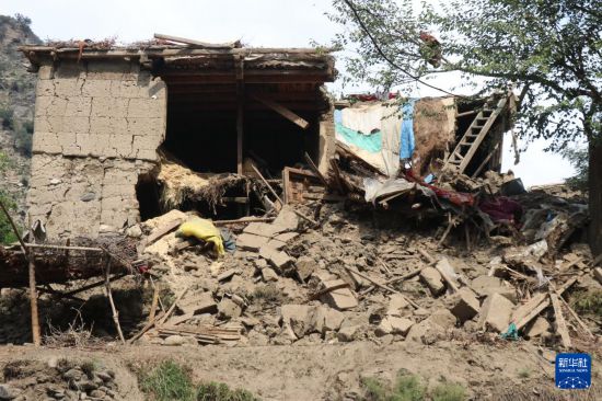 这是9月1日在阿富汗东部库纳尔省努尔加尔拍摄的在地震中损毁的房屋。新华社发(卡扎菲摄)